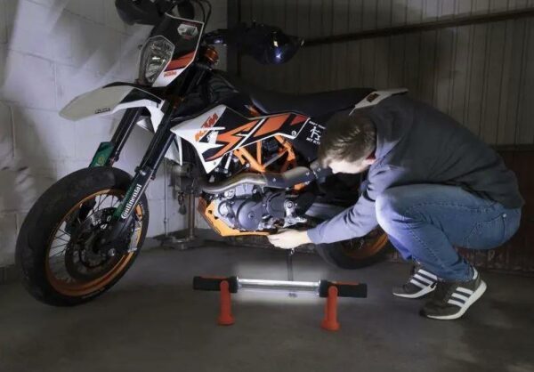 Akku Arbeitsleuchte 360° mit Standfuß – Bild 10