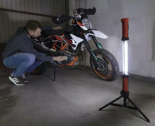 Akku Arbeitsleuchte 360° mit Standfuß – Bild 5
