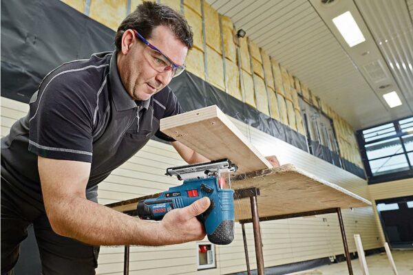 Bosch Professional GSR 12V-15 + Akku Stichsäge GST12V-70 – Bild 2